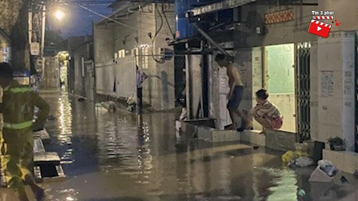 Mưa lớn 'KINH HOÀNG' nhiều công nhân TAN CA về bị nước 'CUỐN PHĂNG XE MÁY' trôi