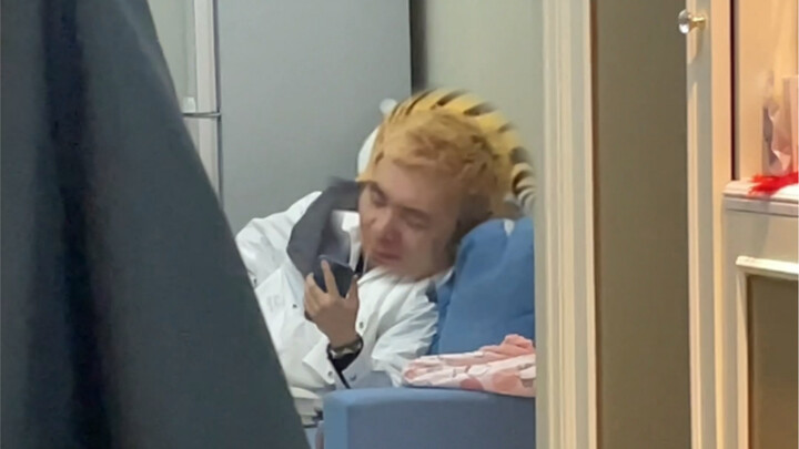 Today is 2022-02-22, I just had to call my baby! Oops, my sister sneaked a photo—so embarrassing!