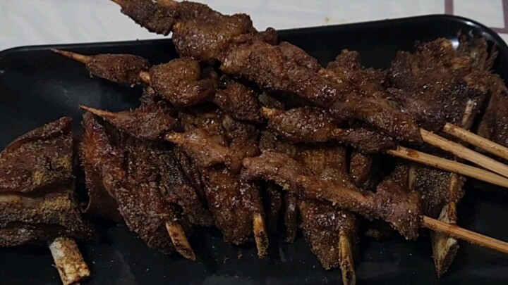 Đơn độc ăn hết khu ẩm thực đêm với 91 tệ, no nê thịt nướng rồi ung dung ra về