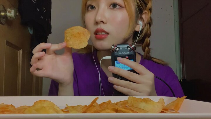 [chewing] To eat crispy chips