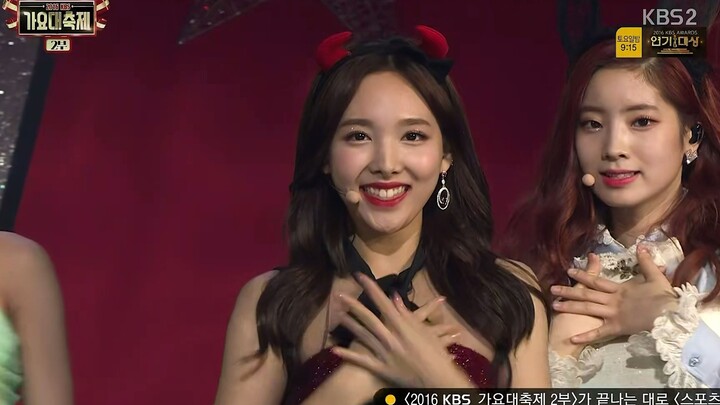 【4K LIVE】TWICE - CHEER UP + TT (161229 KBS Song Festival)