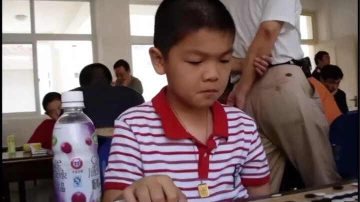 Năm đó, bánh răng số phận của Ke Jie bắt đầu chuyển động, sao lại hơi giống Đao Ca nắn thế nhỉ