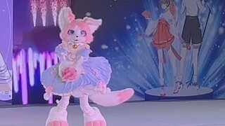 I saw a cat jumping super sensitively at the comic exhibition