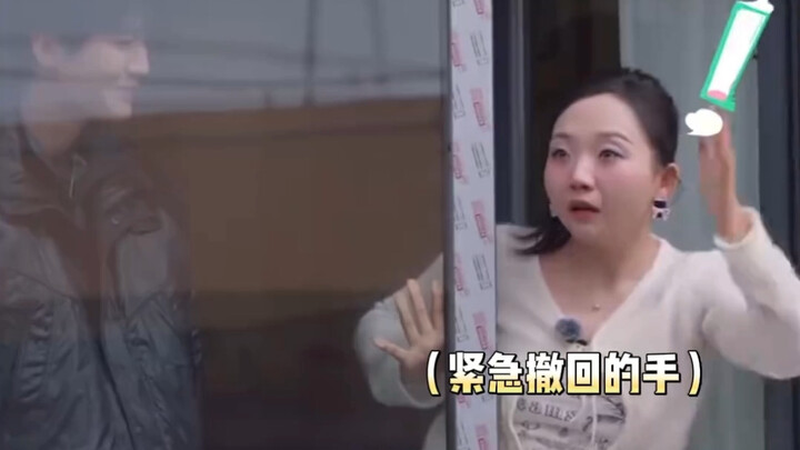 Zhou Yiran langsung mengenali bahwa orang di luar itu adalah paparazzi, hahaha!