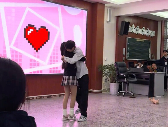 من منّا لا يدندن كلمات “gee” قليلًا؟ في النهاية، يضمّ البطل البطلة بين ذراعيه ولا يستطيعان التفراق…