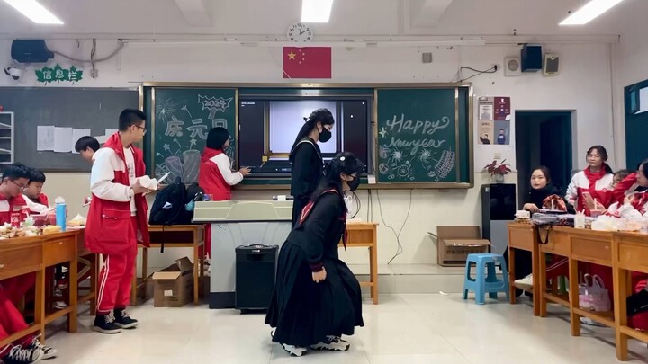 当班里默默无闻的同学在元旦跳了Ado的《踊》…【零食/子文】【黑糖梅/泠 振幅】「」