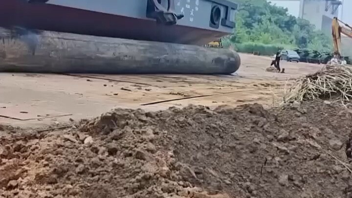 Hôm nay, cảng vui mừng đón "thành viên mới", một chiếc sà lan mới đã chính thức hạ thủy!