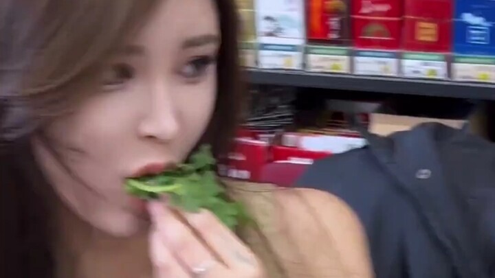 This food chain doesn’t make sense—her natural predator isn’t even around! #VlogEveryday