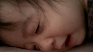 哈哈哈哈哈哈笑不活了 辛辛苦苦快给自己哄睡着了又被爸爸的屁崩精神了哈哈哈哈哈哈