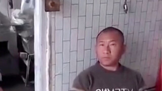 老板来两碗羊肉粉一碗牛肉面。  老板:你说啥