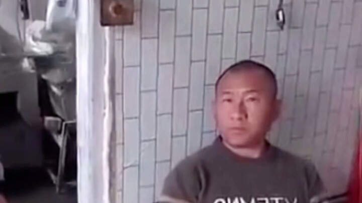 老板来两碗羊肉粉一碗牛肉面。  老板:你说啥