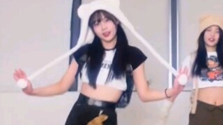 Anggota girl grup Yuehua NAME, Ouyang Chengxi, menari ulang lagu NewJeans "OMG"