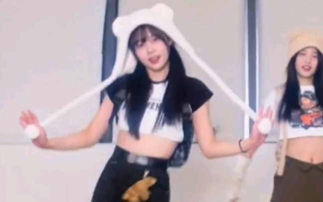Anggota girl grup Yuehua NAME, Ouyang Chengxi, menari ulang lagu NewJeans "OMG"