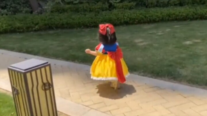 It's so cute when it wobbles while running! (Like a little penguin~