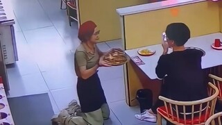 “顾客：这餐不多加钱吧”店员给客人上菜时脚滑，就这么水灵灵地跪在了客人面前！！