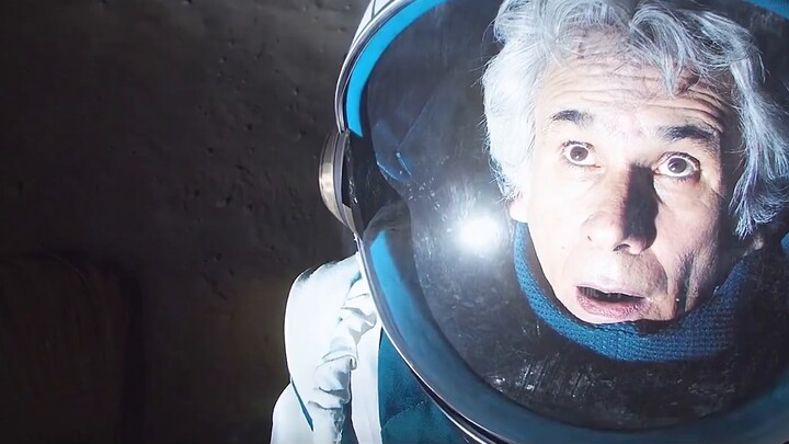 Astronot mendarat di bulan, bertemu dengan ahli bulan yang menderita mysofobia, dan mengusir bulan!