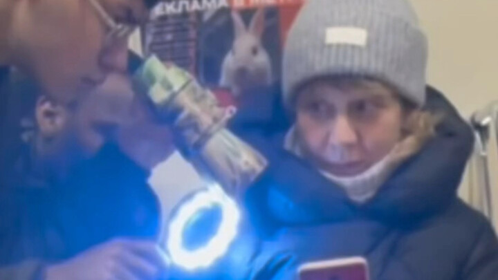 [God-Level Streamer TV] Still the God-Level Streamer Has a Spontaneous Outburst on the Subway