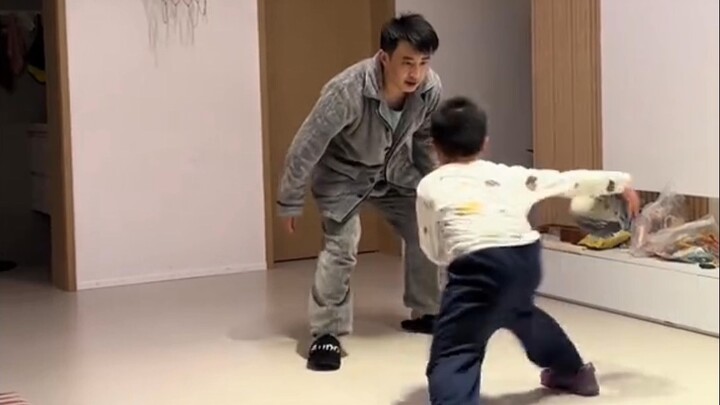 ไม่ใช่นะน้องชาย แกกำลังเลี้ยงบอลแบบสั่นสะเทือนอยู่รึไง?!