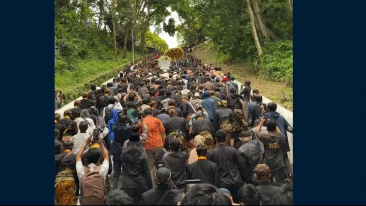 Naikin 409 anak tangga menuju puncak komplek makam raja raja Mataram di Imogiri,ribuan pelayat menga