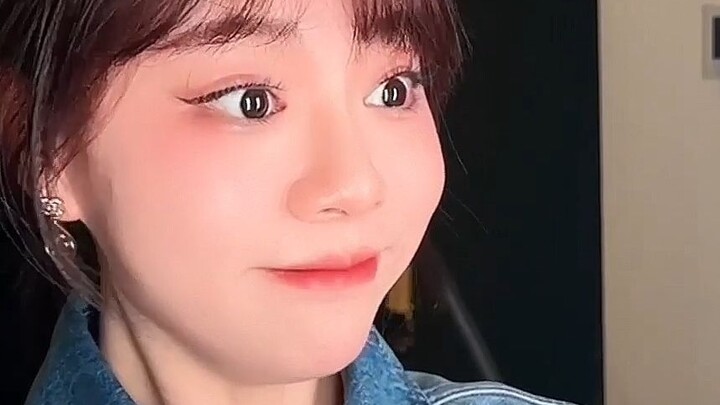 Gak nyangka, kan? Sebenarnya aku tuh gaul banget!!