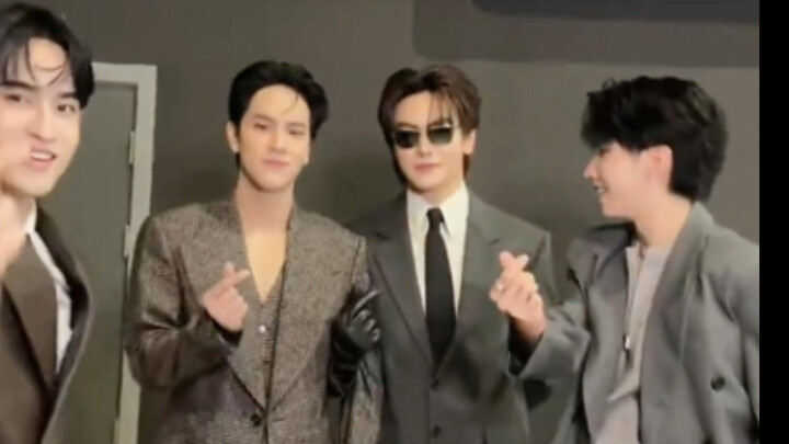 Nongbao, kalau kamu mau diculik, terus aja goyang... Lucu banget, kayak standee manusia yang cuma bi