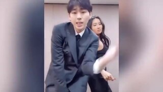 肖战王一博竟然跳了同一支情侣舞，还被网友扒出他们的小秘密，好甜