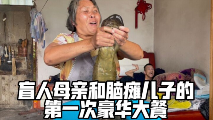 盲人母亲和脑瘫儿子的第一次豪华大餐