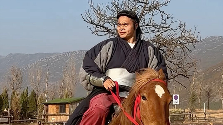 วัยหนุ่มแน่นผู้เฉิดฉาย จงไม่ให้เวลาอันสดใสสูญเปล่า ทั้งเดินและเรียนรู้ไป