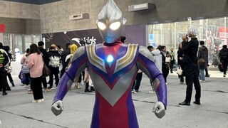 Latih segitiga terbalik dan kenakan Tiga untuk tampil di pameran komik