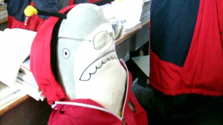 That day, a new student joined our class, and the English teacher was warmly greeting them.