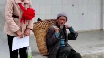 Học hành chăm chỉ, thưởng cho bé heo! Ông nội 74 tuổi vác phần thưởng trên lưng cháu gái, vui vẻ trở