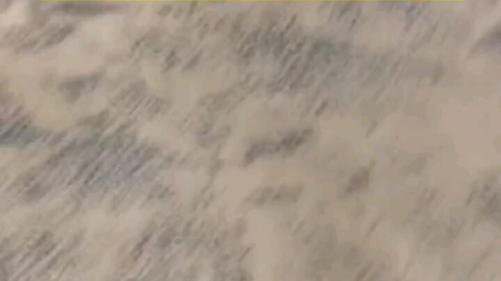 Nữ nhân viên tranh thủ lúc tan làm trốn mọi người chơi cầu trượt, vừa trượt xuống thì tình cờ gặp ha