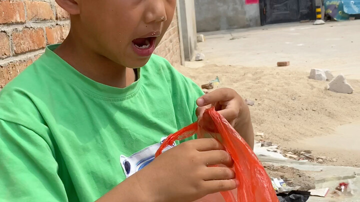 As a kid, I loved mixing white sugar with rice—the taste still lingers in my memory to this day.