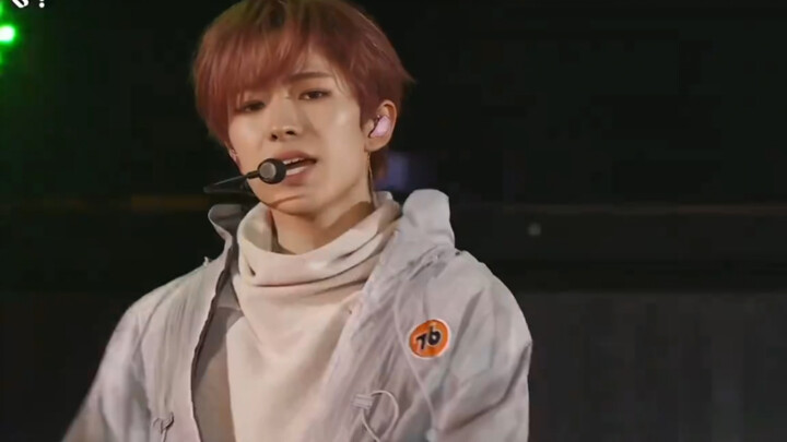 Lắc đầu cực ngầu, nhìn là mê luôn! Cảm giác như quay về thời nhóm thế hệ 2 với tạo hình makeup này.