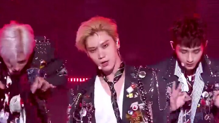 فيديو مباشر يوضح لك ما هو نوع "الرقص المجنون والدقيق" - على المسرح، يكون مجنونًا ودقيقًا في نفس الوق