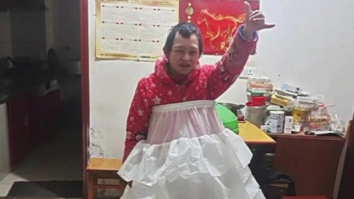 ตอนที่ปินต๋าต๋าพุ่งขึ้น คนทั้งหมดด่าเขา แต่พอปินต๋าต๋ากำลังจะล้มละลาย ทุกคนกลับบอกให้เขายืนหยัดต่อไป