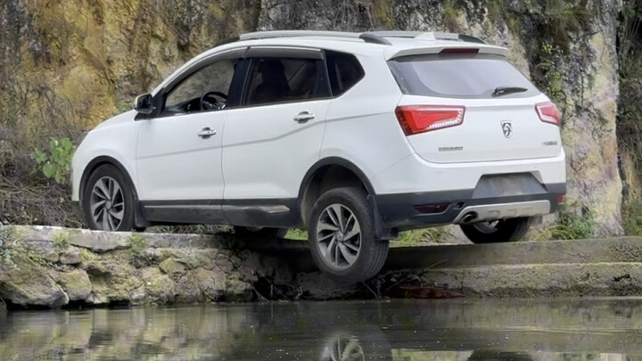 If your driving skills aren’t up to par, avoid traveling through Yunnan, Guizhou, and Sichuan.