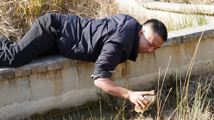 Hua Nong Brothers: Check out the turtles Brother’s been raising—let’s grab two to stew into soup. Ta