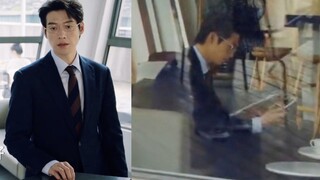他是真的在看杂志，不是装腔作势让别人看封面