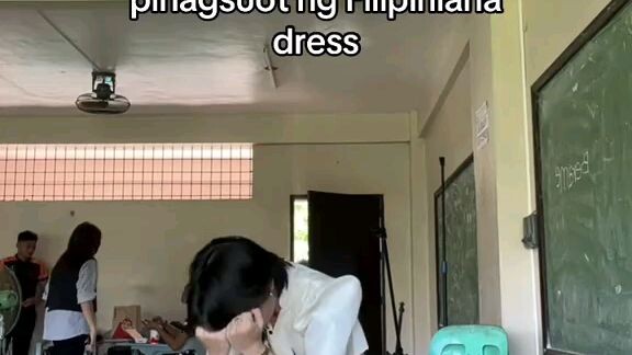 Tombits na nag filipiniana