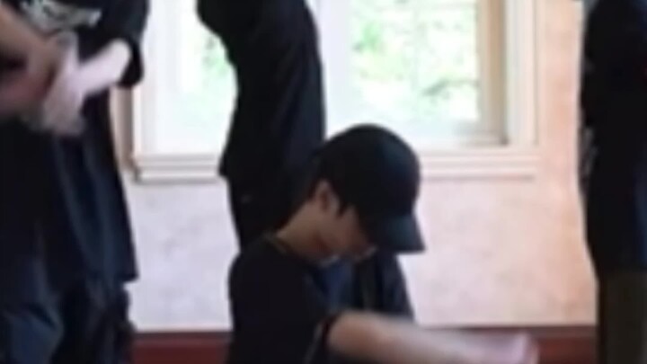 Xin lỗi, phần nhảy chúng tôi cũng lấy A Huyên luôn [nháy mắt] Anh ấy đến rồi, anh ấy đến rồi, mang t