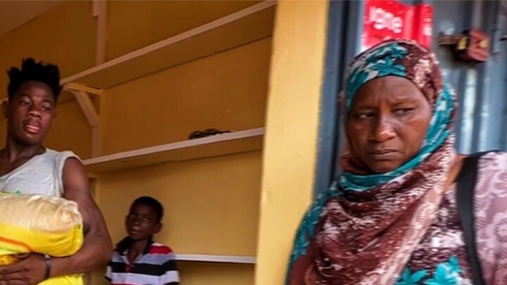 I will leave for Brother Hou's hometown tomorrow morning. I bought 100 kilograms of rice and oil as 