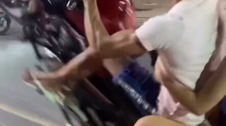 Pakai pantat sebagai rem, baru kali ini aku lihat!