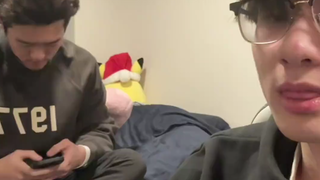 “美国同学就是奔放，脱光了就上床，私下玩很大..”