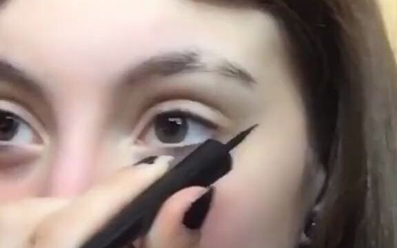 สาวน้อยที่มีอาการหน้ากระตุก มาสาธิตให้ทุกคนดูว่าเธอเขียนอายไลเนอร์ยังไง!