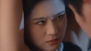 Gadis polos 18 tahun gantikan kakaknya tidur dengan CEO kejam, lalu CEO jatuh cinta