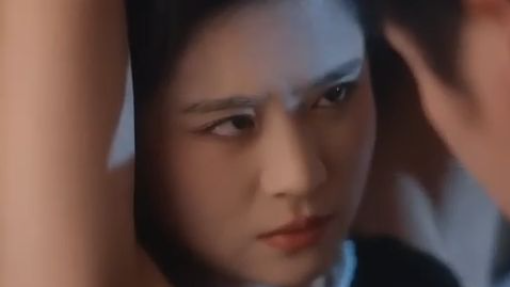 Gadis polos 18 tahun gantikan kakaknya tidur dengan CEO kejam, lalu CEO jatuh cinta