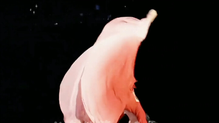 Đoạn múa đầy biến hóa của Tang Shi Yi đã hoàn hảo đáp ứng mọi tưởng tượng về một vũ cơ tuyệt thế tro