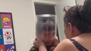 男孩把头塞进塑料罐里取不出来了，家里有人帮忙有人看戏，吸取教训下次别再这么玩啦！