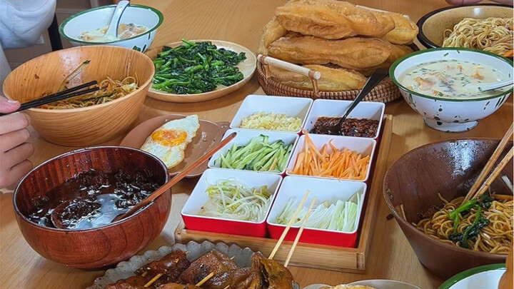 มื้อสายสุดหรูในวันหยุด สปาเก็ตตี้ซอสถั่วดำ แผ่นมันเทศย่าง ปาท่องโก๋โฮมเมด และน้ำเต้าหู้เค็ม